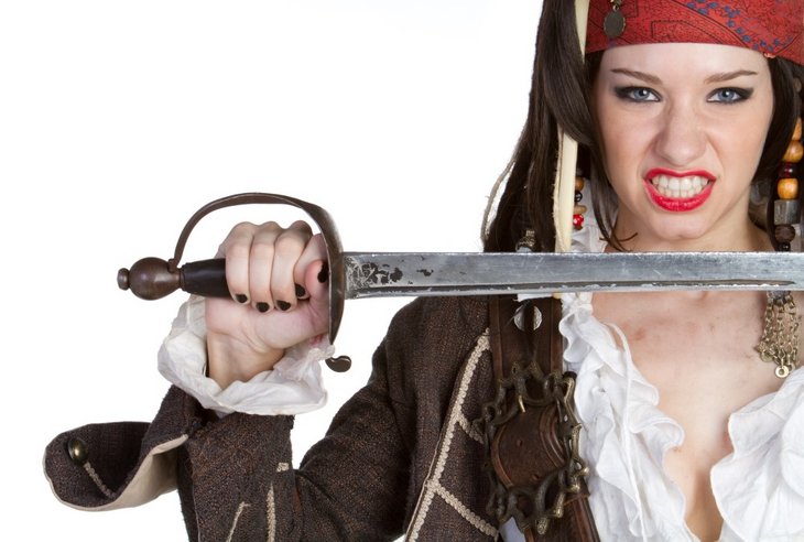 Kvinde i piratkostume